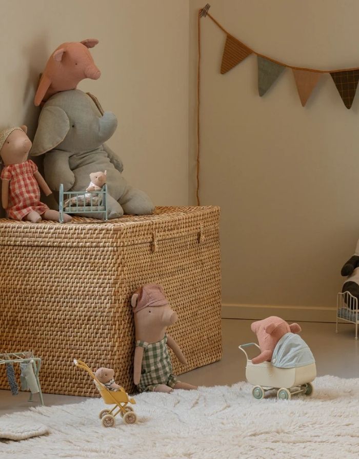 Kleines Maileg Trüffelschwein Baby aus Baumwolle und Leinen mit Ringelschwanz und weicher Füllung.