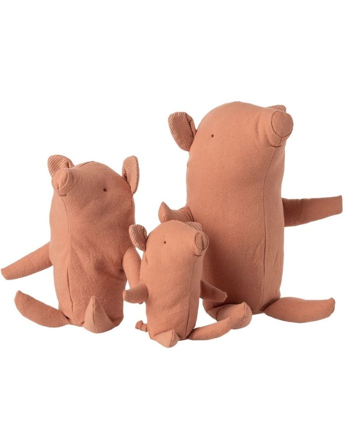 Kleines Maileg Trüffelschwein Baby aus Baumwolle und Leinen mit Ringelschwanz und weicher Füllung.