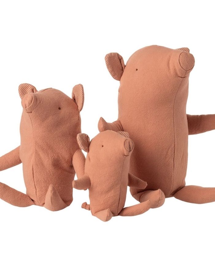 Maileg Trüffelschwein Medium aus Baumwolle und Leinen mit rundlicher Form und Ringelschwanz.