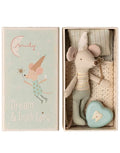Maileg Zahnfee Maus kleiner Bruder mit kleiner Geschenkbox und liebevollem Outfit.