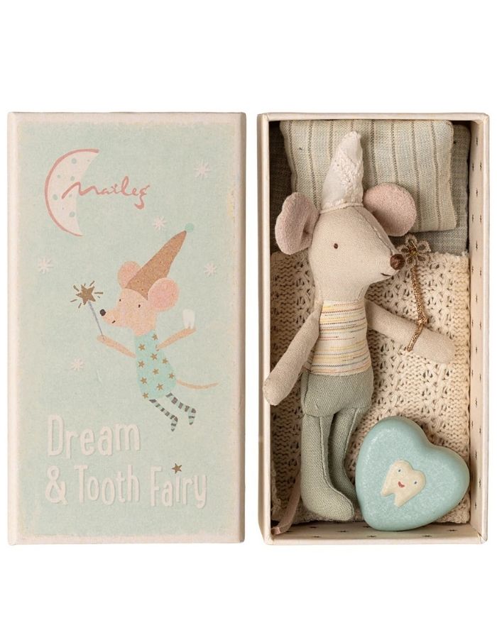 Maileg Zahnfee Maus kleiner Bruder mit kleiner Geschenkbox und liebevollem Outfit.