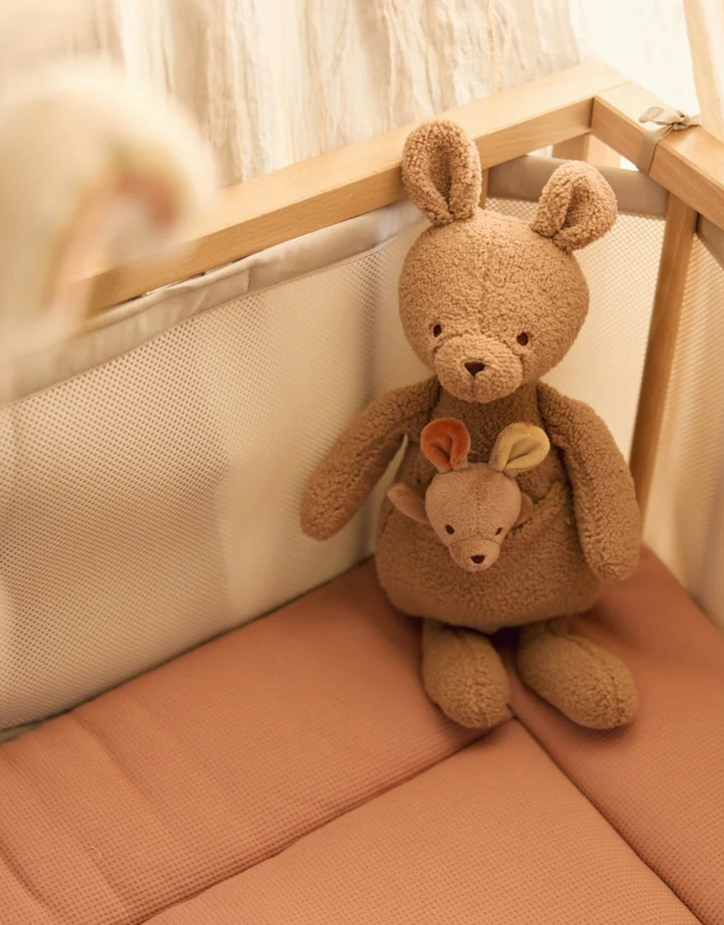 Weiches Kuscheltier Kangaroots von Jollein mit großem Känguru und herausnehmbarem Känguru-Baby im Beutel.