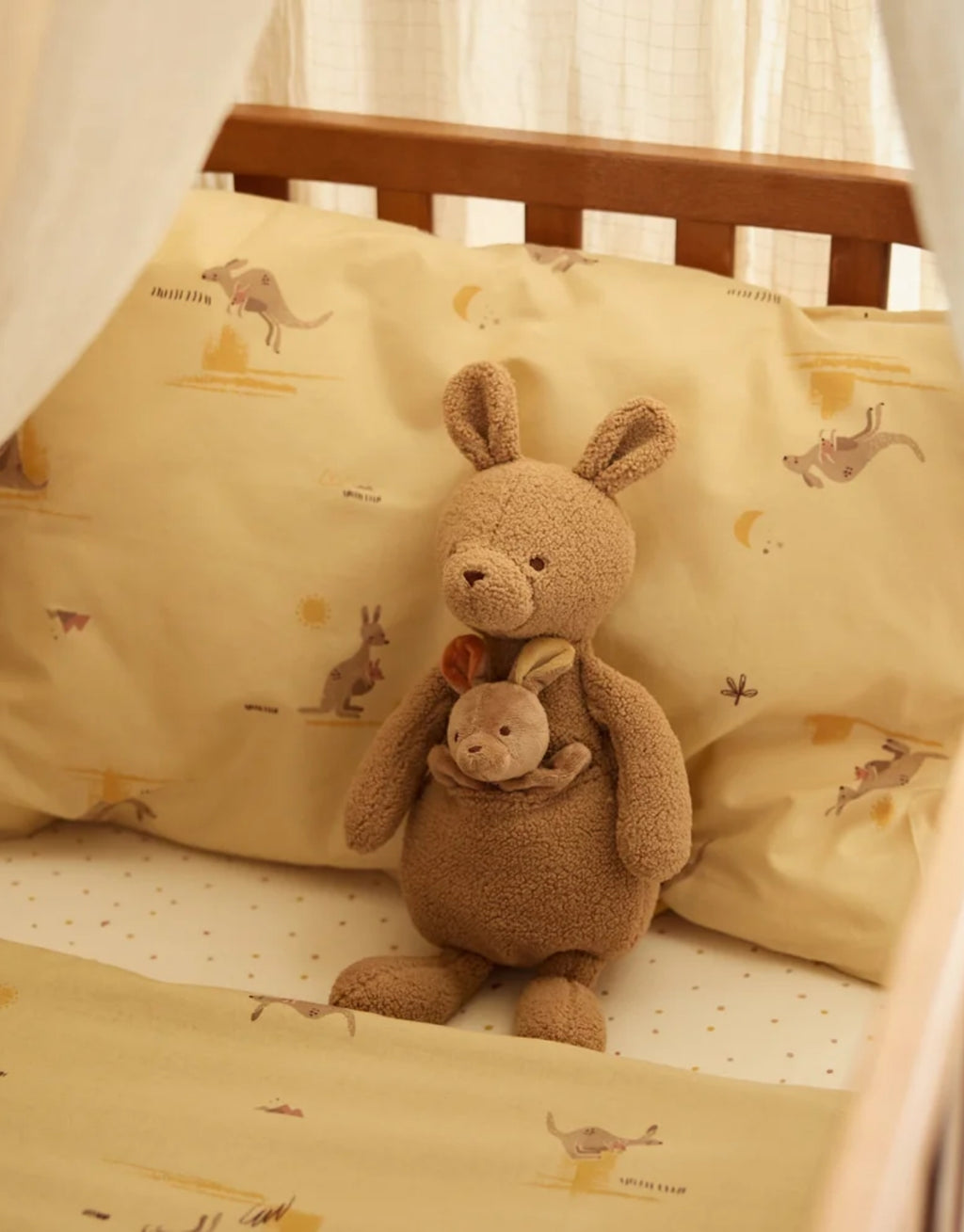 Weiches Kuscheltier Kangaroots von Jollein mit großem Känguru und herausnehmbarem Känguru-Baby im Beutel.