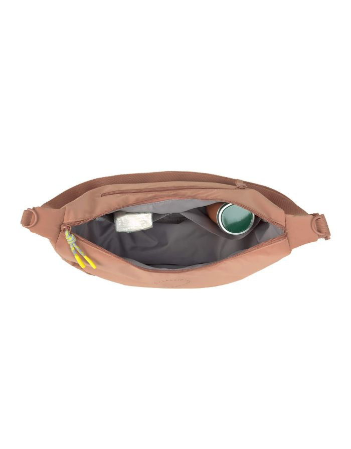 LÄSSIG Stretch Up Umhängetasche in Braun (Almond), wasserabweisend, recyceltes Innenmaterial, PFC-frei, mit Reißverschluss und Kinderwagenhaken.