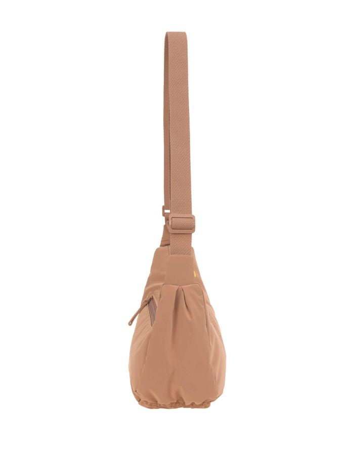 LÄSSIG Stretch Up Umhängetasche in Braun (Almond), wasserabweisend, recyceltes Innenmaterial, PFC-frei, mit Reißverschluss und Kinderwagenhaken.