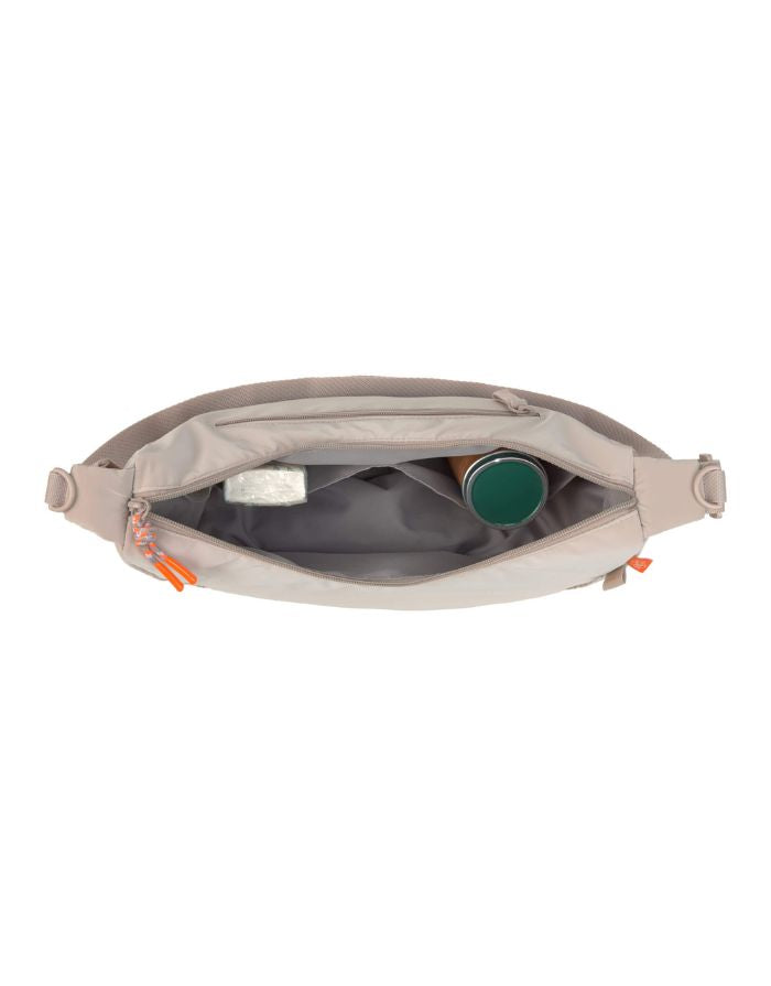 Beige Umhängetasche für Eltern, Stretch Up Bum Bag von LÄSSIG, wasserabweisend, recyceltes Innenmaterial, PFC-frei, mit Kinderwagenhaken.