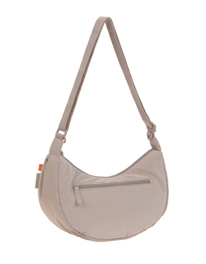 Beige Umhängetasche für Eltern, Stretch Up Bum Bag von LÄSSIG, wasserabweisend, recyceltes Innenmaterial, PFC-frei, mit Kinderwagenhaken.