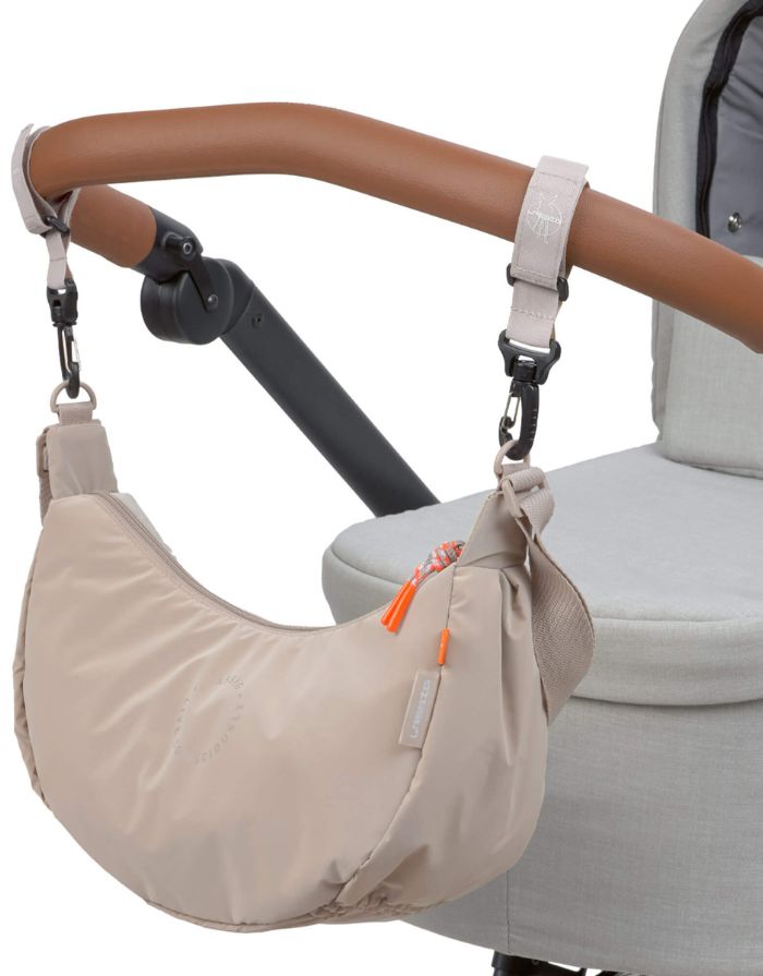 Beige Umhängetasche für Eltern, Stretch Up Bum Bag von LÄSSIG, wasserabweisend, recyceltes Innenmaterial, PFC-frei, mit Kinderwagenhaken.