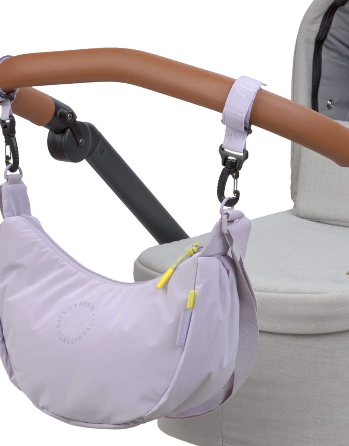 LÄSSIG Stretch Up Umhängetasche in Lila, wasserabweisend, recyceltes Innenmaterial, PFC-frei, mit Reißverschluss, Kinderwagenhaken & Neon-Details.