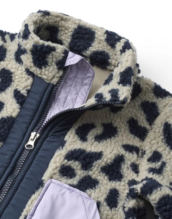 NOAM Pile Teddyjacke von Liewood aus weichem Teddyfleece mit Kontrasteinsätzen, Reißverschluss und hohem Kragen.