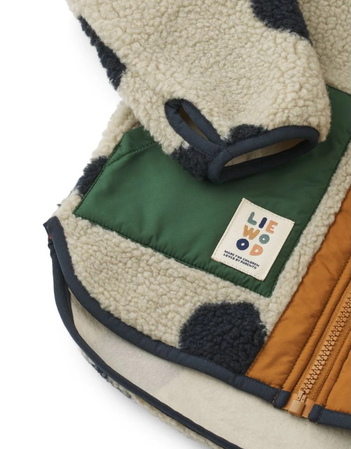 NOAM Pile Teddyjacke von Liewood aus weichem Teddyfleece mit Kontrasteinsätzen, Reißverschluss und hohem Kragen.