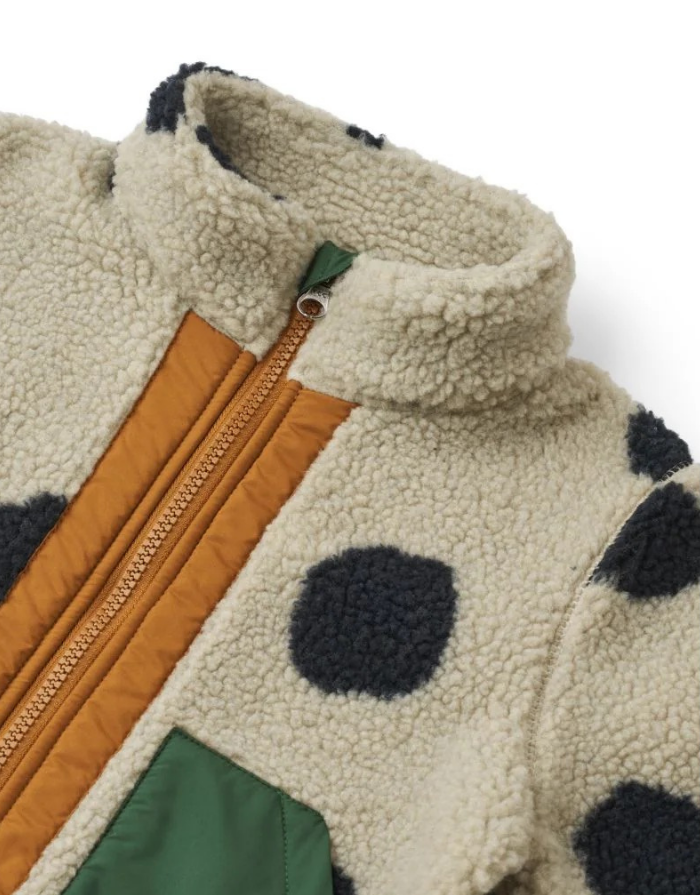 NOAM Pile Teddyjacke von Liewood aus weichem Teddyfleece mit Kontrasteinsätzen, Reißverschluss und hohem Kragen.