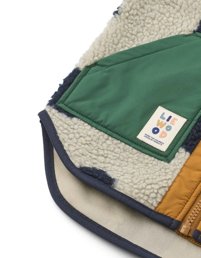 NOAM Teddyweste von Liewood aus weichem recyceltem Polyester mit Kontrasteinsätzen, Reißverschluss und hohem Kragen.