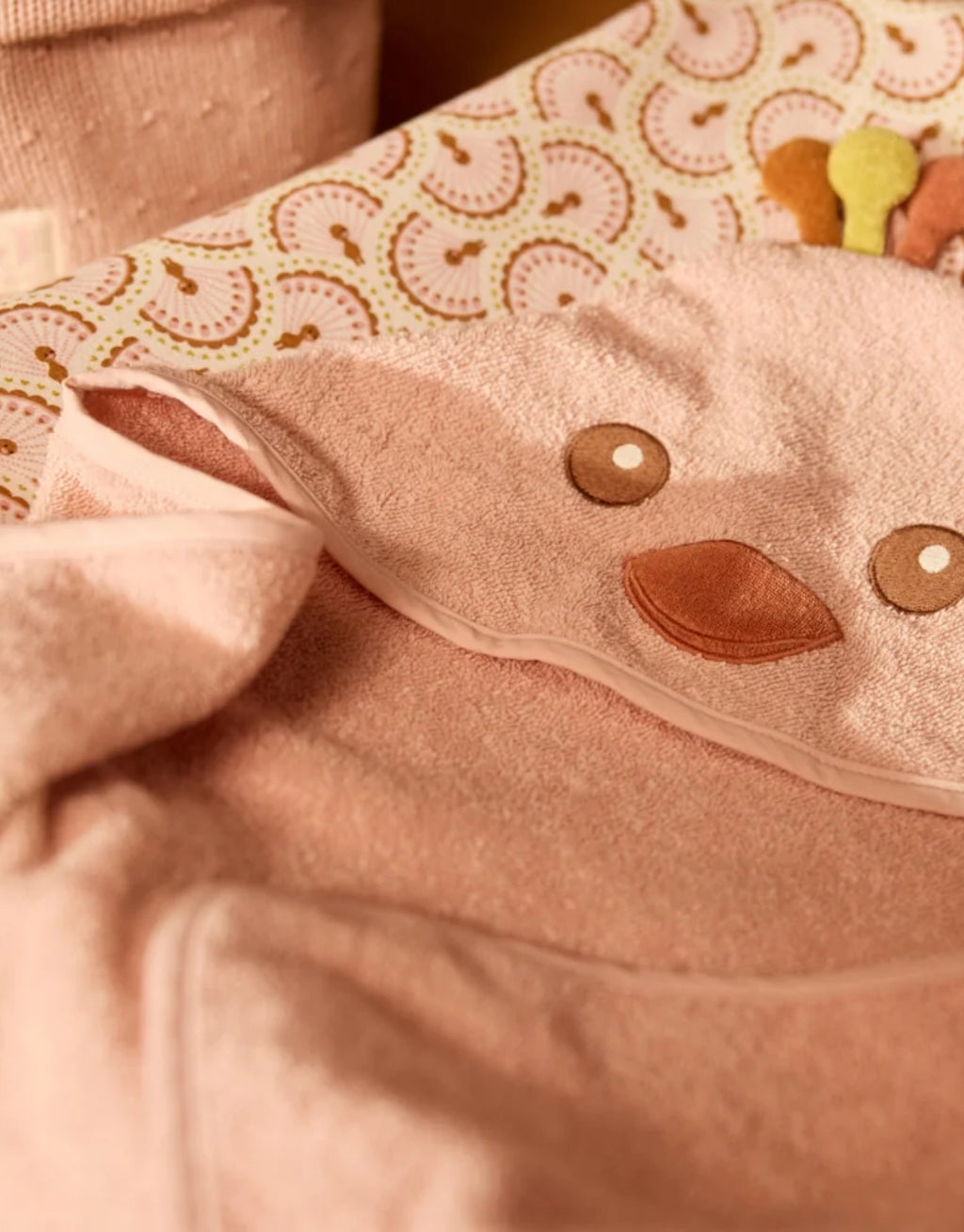 Weiches Kapuzenhandtuch von Jollein aus 100 Prozent Baumwoll-Frottee mit niedlichen Ohren für Babys und Kleinkinder.