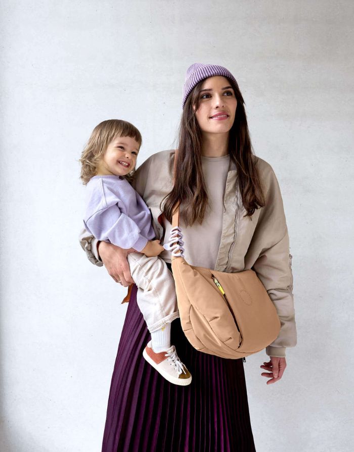 LÄSSIG Lunua Wickeltasche in Almond – große Bum Bag mit Wickelzubehör, vegan, recycelt & pfc-frei, mit Neon-Details und Kinderwagenbefestigung.