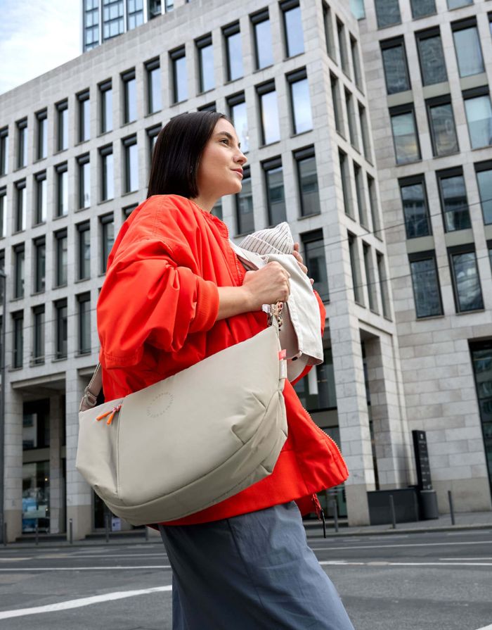 LÄSSIG Lunua Wickeltasche in Beige – große Bum Bag mit Wickelzubehör, Feuchtfach, vegan, recycelt & pfc-frei, mit Neon-Details und Kinderwagenbefestigung.