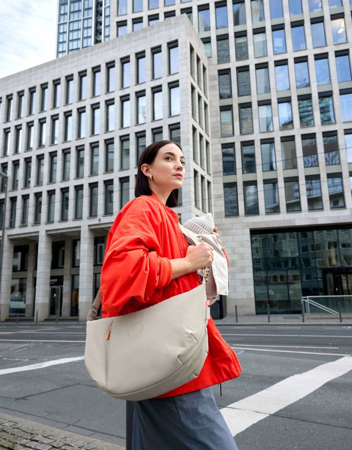 LÄSSIG Lunua Wickeltasche in Beige – große Bum Bag mit Wickelzubehör, Feuchtfach, vegan, recycelt & pfc-frei, mit Neon-Details und Kinderwagenbefestigung.