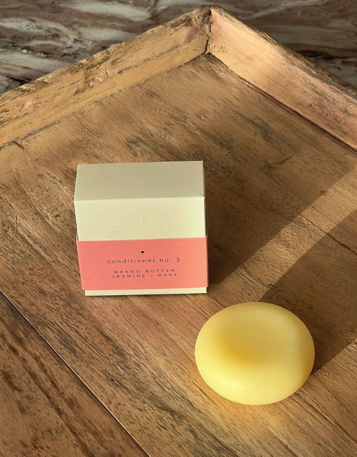 Amalie Rosalie veganer Conditioner-Riegel mit Mangobutter, Jasmin und Rose für trockene Haare.