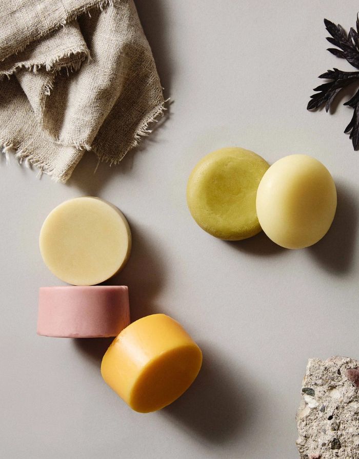 Amalie Rosalie veganer Conditioner-Riegel mit Mangobutter, Jasmin und Rose für trockene Haare.