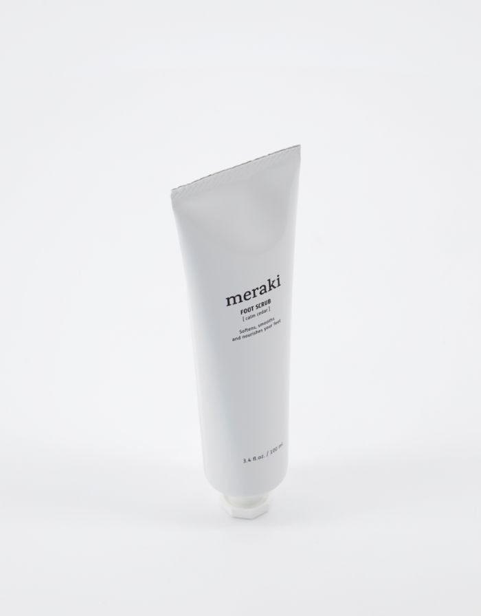 Bio-Fußpeeling Calm Cedar von Meraki mit Aprikosengranulat und Bio-Ölen in 100 ml Tube – sanftes Peeling für weiche Füße mit erfrischendem Duft