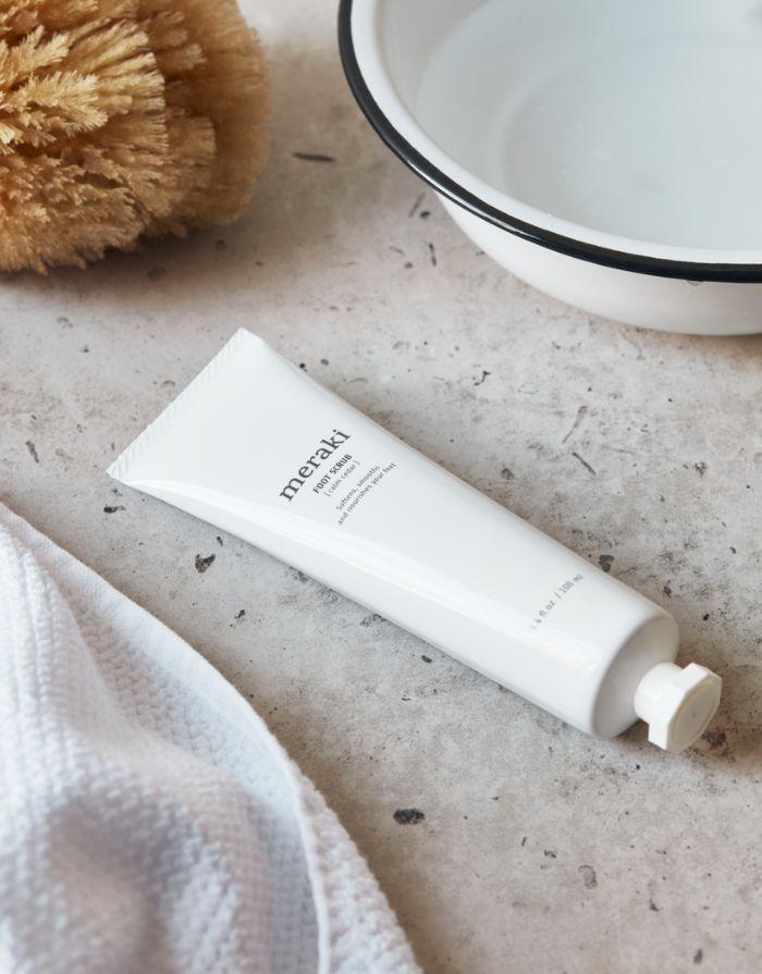 Bio-Fußpeeling Calm Cedar von Meraki mit Aprikosengranulat und Bio-Ölen in 100 ml Tube – sanftes Peeling für weiche Füße mit erfrischendem Duft