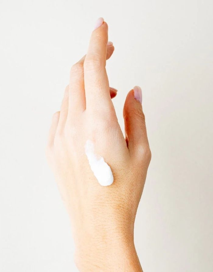 Handcreme Irisblütenblätter 30 ml von Panier Des Sens – reichhaltige Pflege mit Olivenöl, Sheabutter und Traubenkernöl, zarter Duft nach Iris Absolue, 96 % natürliche Inhaltsstoffe.