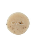 Runde Peelingseife von Meraki mit Sesam-Peeling und ätherischen Ölen aus Pfefferminze, Zedernholz und Eukalyptus.