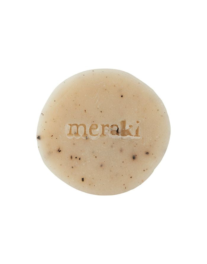 Runde Peelingseife von Meraki mit Sesam-Peeling und ätherischen Ölen aus Pfefferminze, Zedernholz und Eukalyptus.