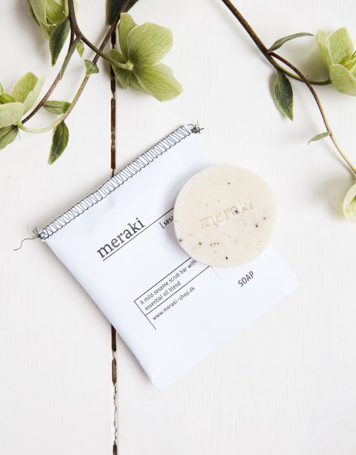 Runde Peelingseife von Meraki mit Sesam-Peeling und ätherischen Ölen aus Pfefferminze, Zedernholz und Eukalyptus.