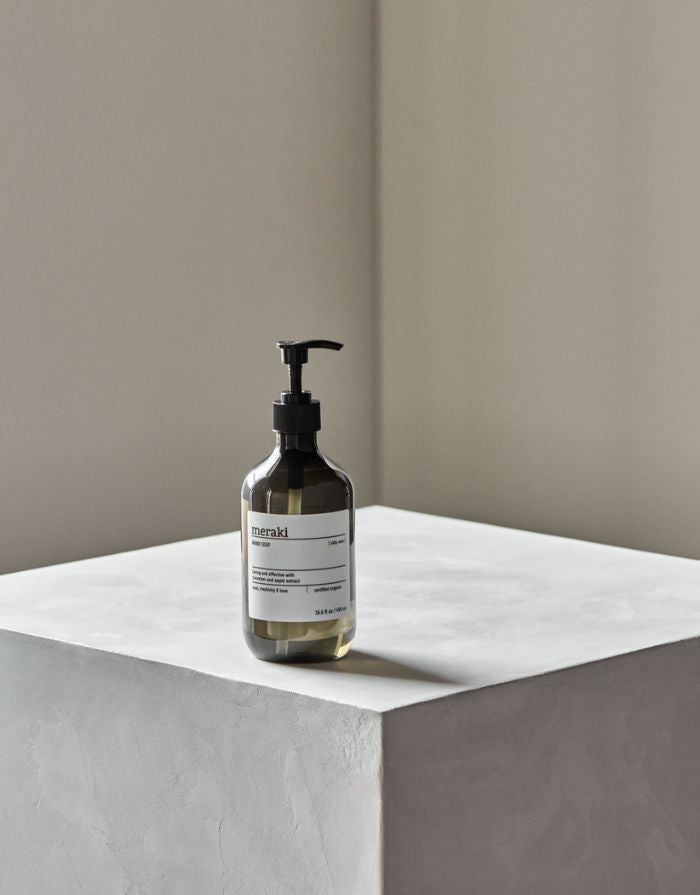 Meraki Handseife Silky Mist im Pumpspender – milde Reinigung mit frischem Duft von Gurke und Apfelblüte.