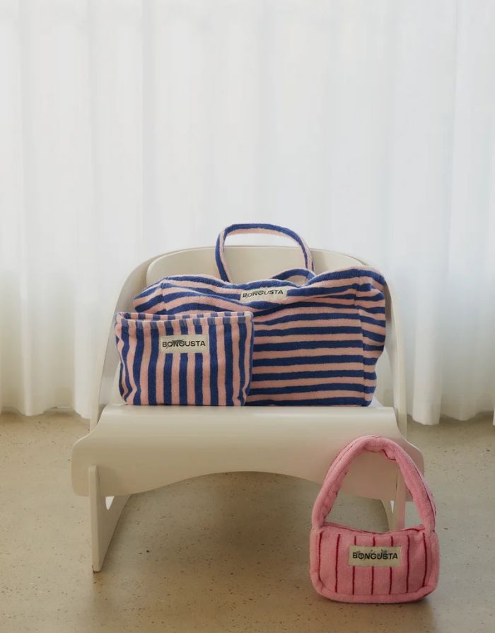 Bongusta Naram Kosmetiktasche in Dazzling Blue und Rose mit Streifenmuster und Reißverschluss.
