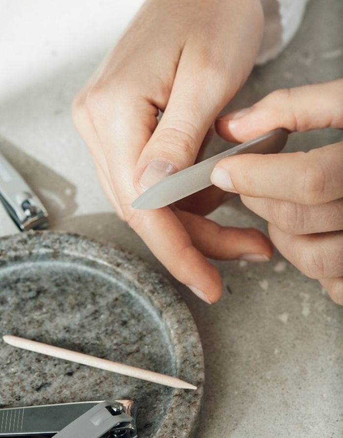  Meraki Nagelpflegeset mit Glasnagelfeile, Nagelhautschieber und zwei Nagelknipsern in minimalistischem Design.