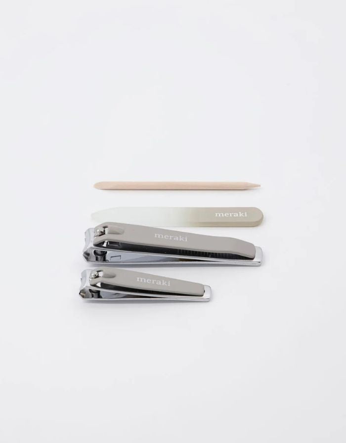  Meraki Nagelpflegeset mit Glasnagelfeile, Nagelhautschieber und zwei Nagelknipsern in minimalistischem Design.