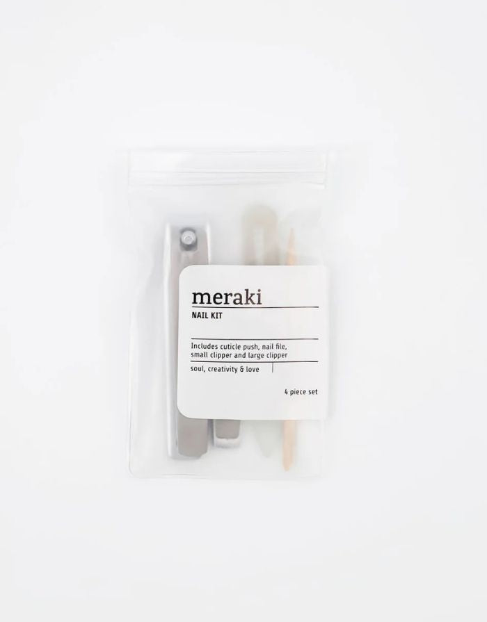  Meraki Nagelpflegeset mit Glasnagelfeile, Nagelhautschieber und zwei Nagelknipsern in minimalistischem Design.