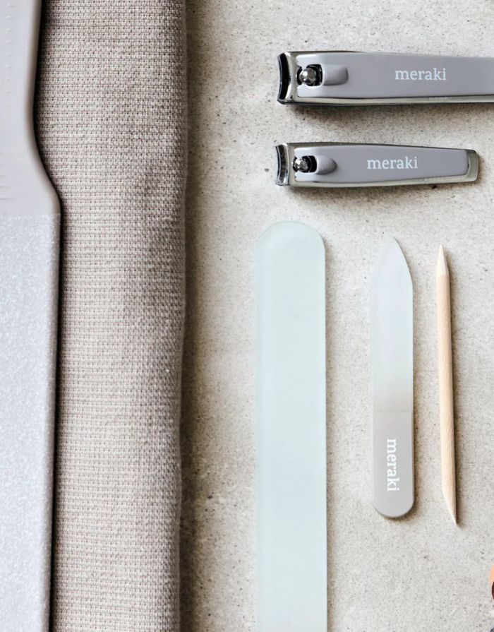  Meraki Nagelpflegeset mit Glasnagelfeile, Nagelhautschieber und zwei Nagelknipsern in minimalistischem Design.