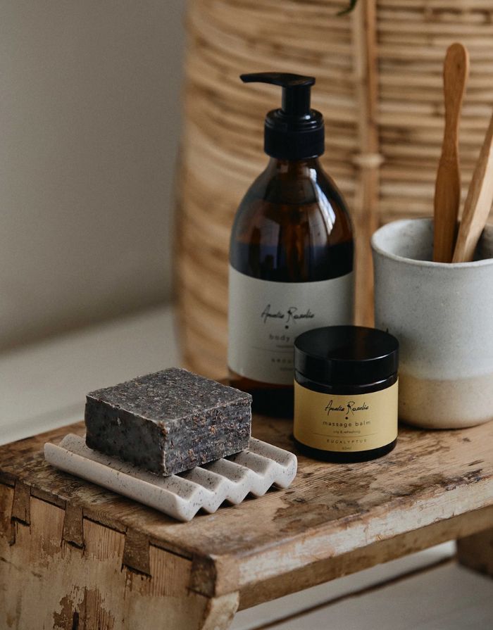 Amalie Rosalie Peeling Seife Clary Sage mit Himbeersamen und Muskatellersalbeiöl für Hände und Körper auf der Terrazzo Seifenschale von Nordal