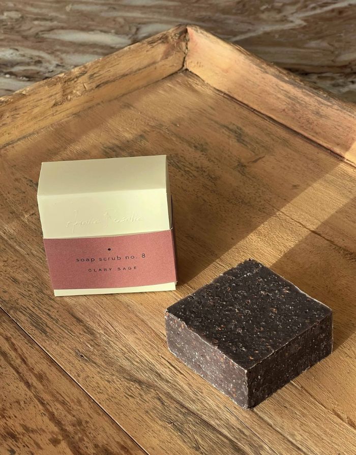 Amalie Rosalie Peeling Seife Clary Sage mit Himbeersamen und Muskatellersalbeiöl für Hände und Körper.