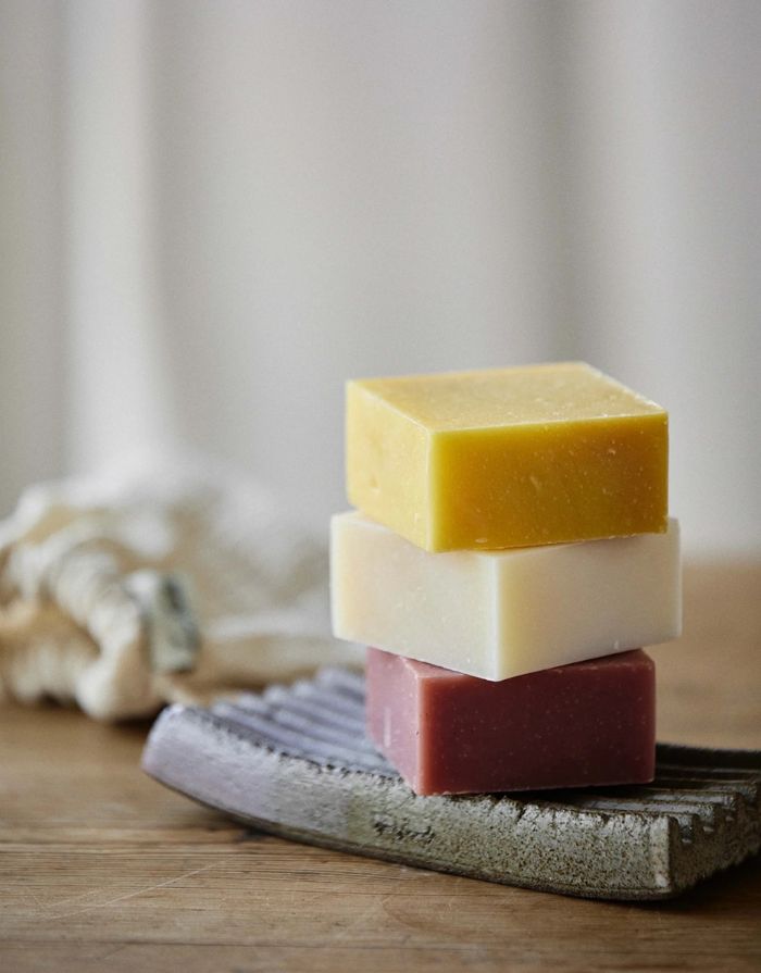Amalie Rosalie rosafarbene vegane Seife mit Rose, Rosmarin und römischer Kamille für Hände und Körper.