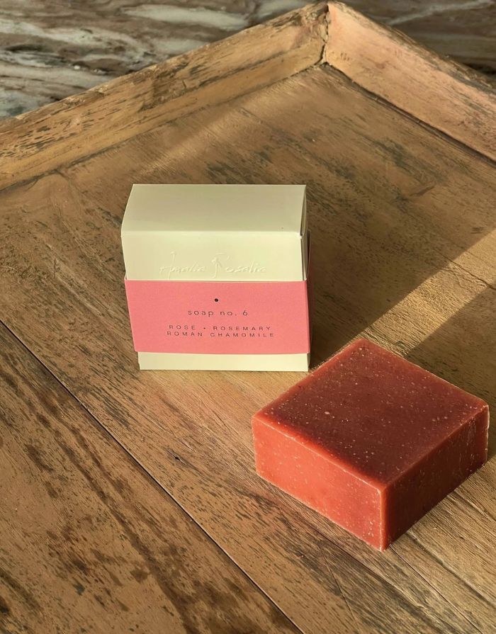Amalie Rosalie rosafarbene vegane Seife mit Rose, Rosmarin und römischer Kamille für Hände und Körper.