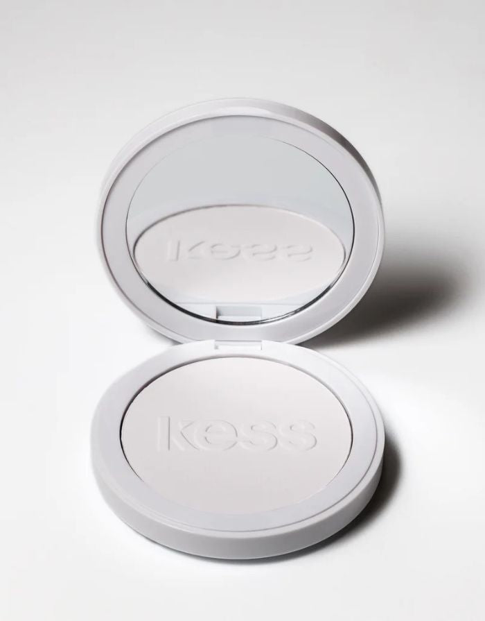 Transparentes Kompaktpuder von Kess Berlin mit Soft-Focus-Effekt für ein natürlich mattes Finish.
