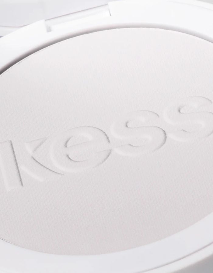 Transparentes Kompaktpuder von Kess Berlin mit Soft-Focus-Effekt für ein natürlich mattes Finish.
