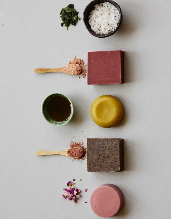 Amalie Rosalie vegane Shampoo-Bar mit Brokkolisamenöl sowie Rose und Jasmin für normales bis trockenes Haar.