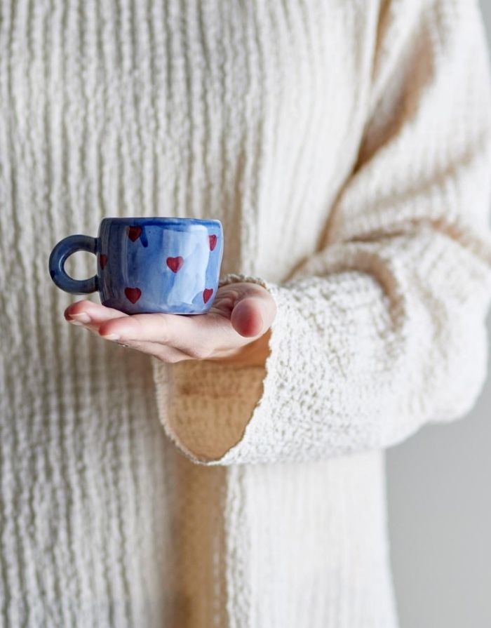 Kleine blaue Steingut-Tasse mit roten Herzen von Bloomingville MINI