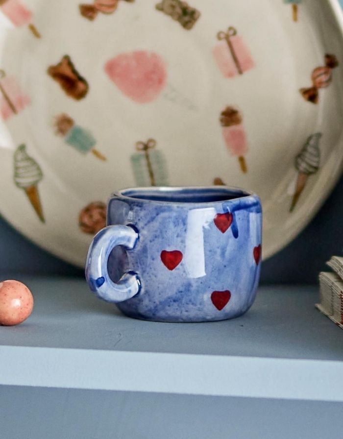Kleine blaue Steingut-Tasse mit roten Herzen von Bloomingville MINI