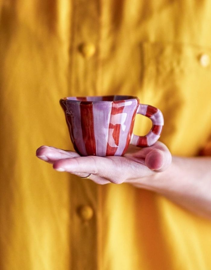 Bunte Steingut-Tasse mit handbemalten Streifen von Bloomingville