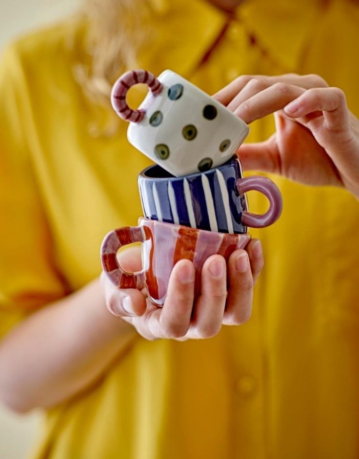 Bunte Steingut-Tasse mit handbemalten Streifen von Bloomingville