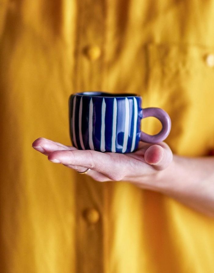 Kleine gestreifte Steingut-Tasse in Blau mit rosa Henkel von Bloomingville