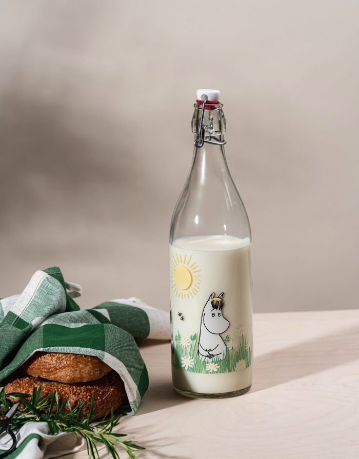Glasflasche Moomin Meadow von Muurla mit Moomin-Illustration, 1 Liter, luftdichter Bügelverschluss, spülmaschinenfest