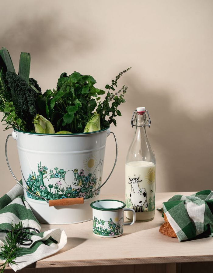 Glasflasche Moomin Meadow von Muurla mit Moomin-Illustration, 1 Liter, luftdichter Bügelverschluss, spülmaschinenfest