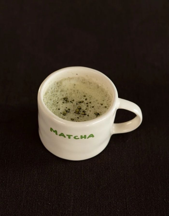  SISI House of Style Henkelbecher Matcha, off-white mit grünem Schriftzug, handgefertigt, 9 x 9 x 7 cm.
